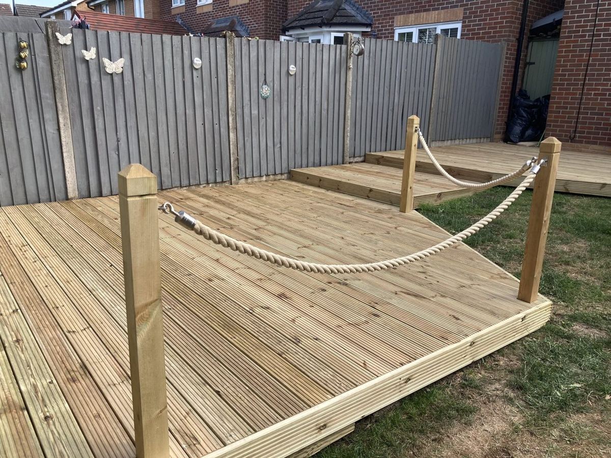 Deck with rope and post edging