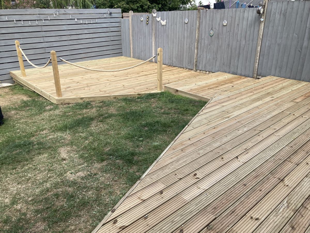 Triple-level deck in Cardiff: finished, with rope balustrade