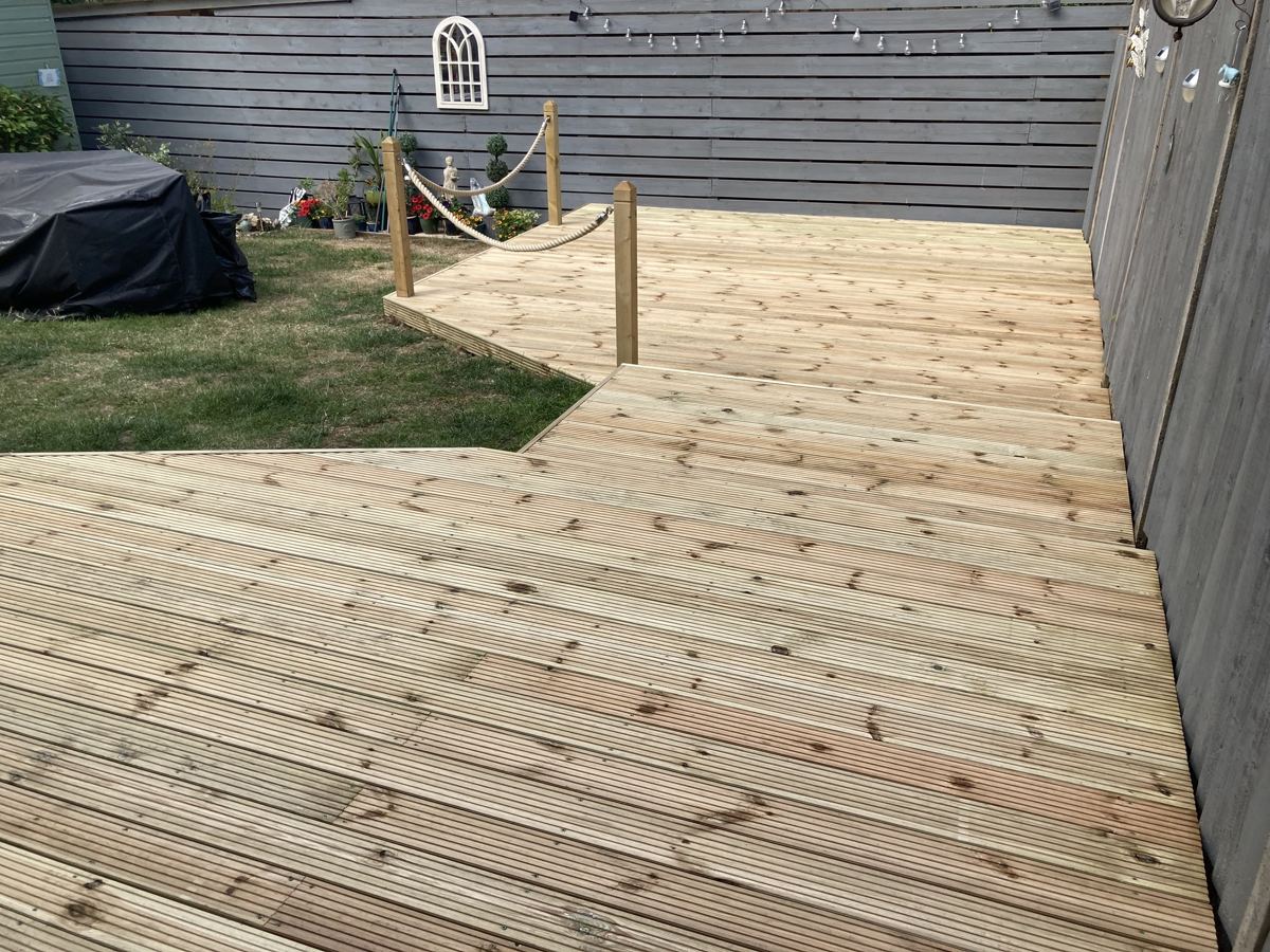 Triple-level deck in Cardiff: looking down the steps