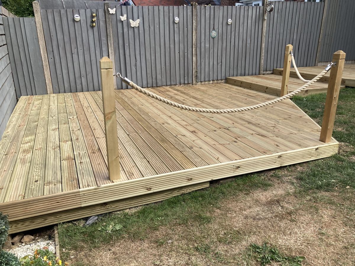 Triple-level deck in Cardiff: top level and rope posts