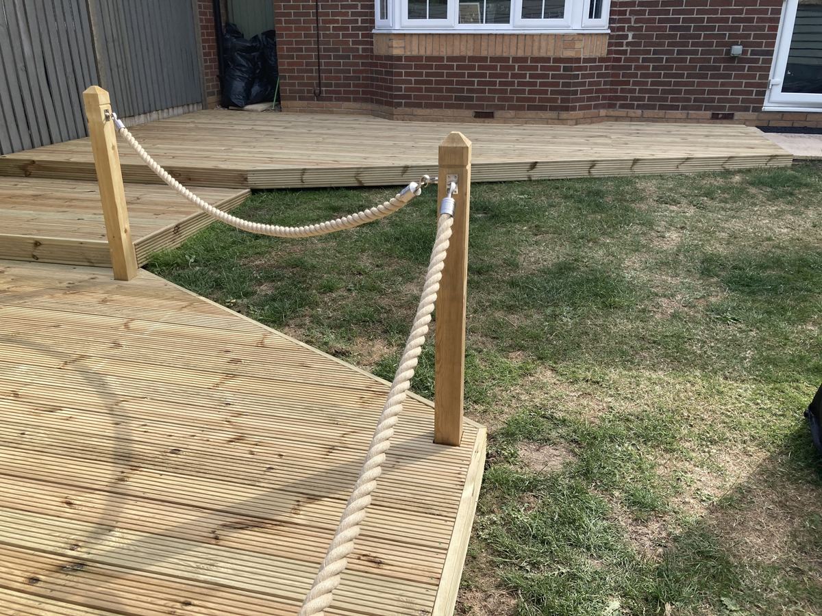 Triple-level deck in Cardiff: rope detail, steps to the lawn